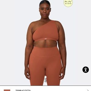 Set Active shoulder top